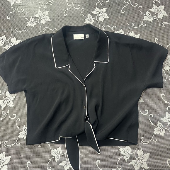 Aritzia Wilfred Free Tie Front Short Sleeve Blouse in Black / White Sz XXS - Picture 2 of 7